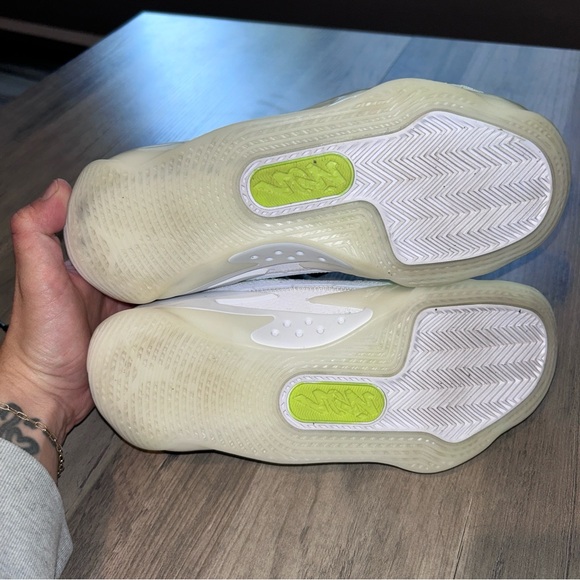 Zion Basketball Shoes. - Picture 4 of 5